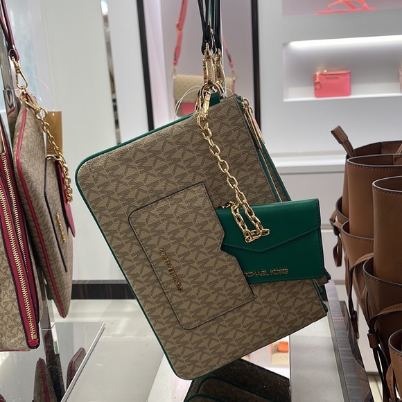 MICHAEL KORS JET SET ITEM LG 2 in 1 CARD CASE & WRISTLET
Palmetto Green
NWT - Picture 16 of 16